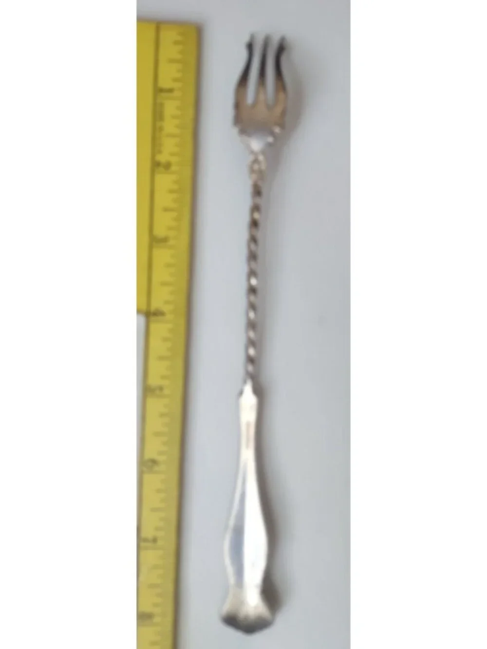 Wm Rogers Mfg Co EXTRA PLATE Serving Fork 8-1/8” long olive pickle